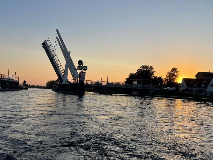 Geöffnete Hubbrücke im Gegenlicht der untergehenden Sonne