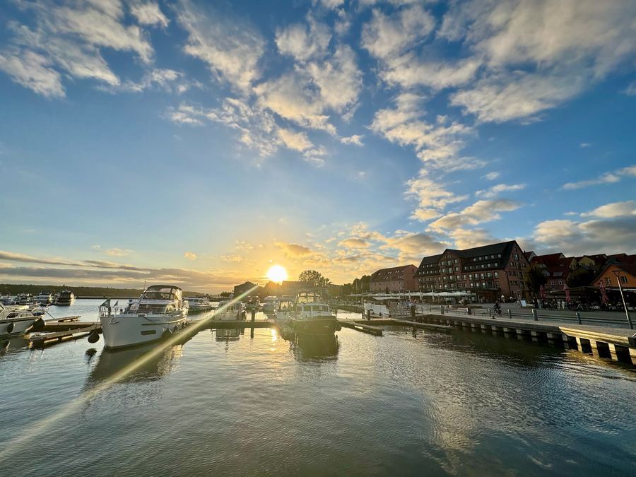 Hafen mit Booten im Gegenlicht der tiefstehenden Sonne
